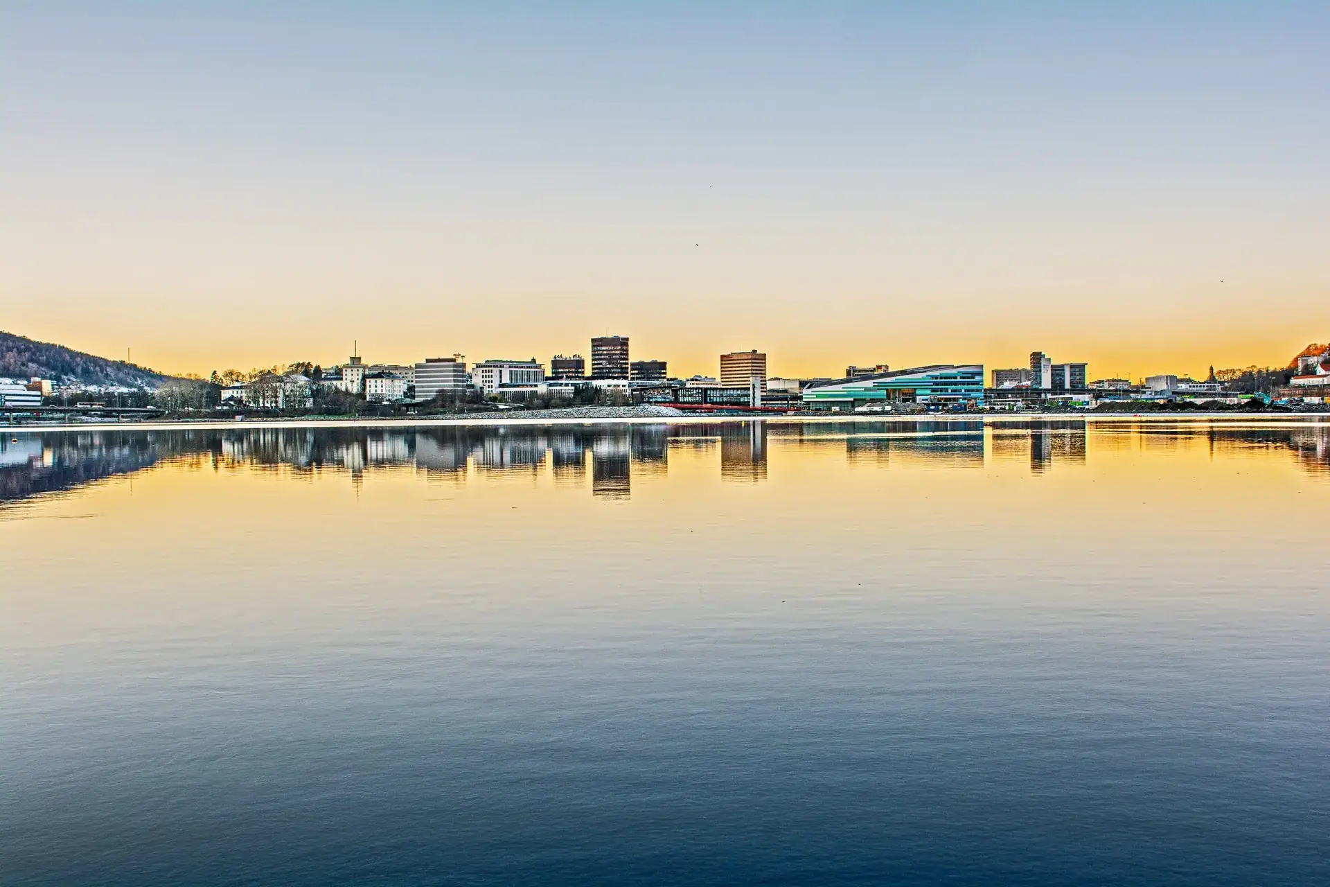 Bergen skyline i kveldslys – Ung Eiendom Vest